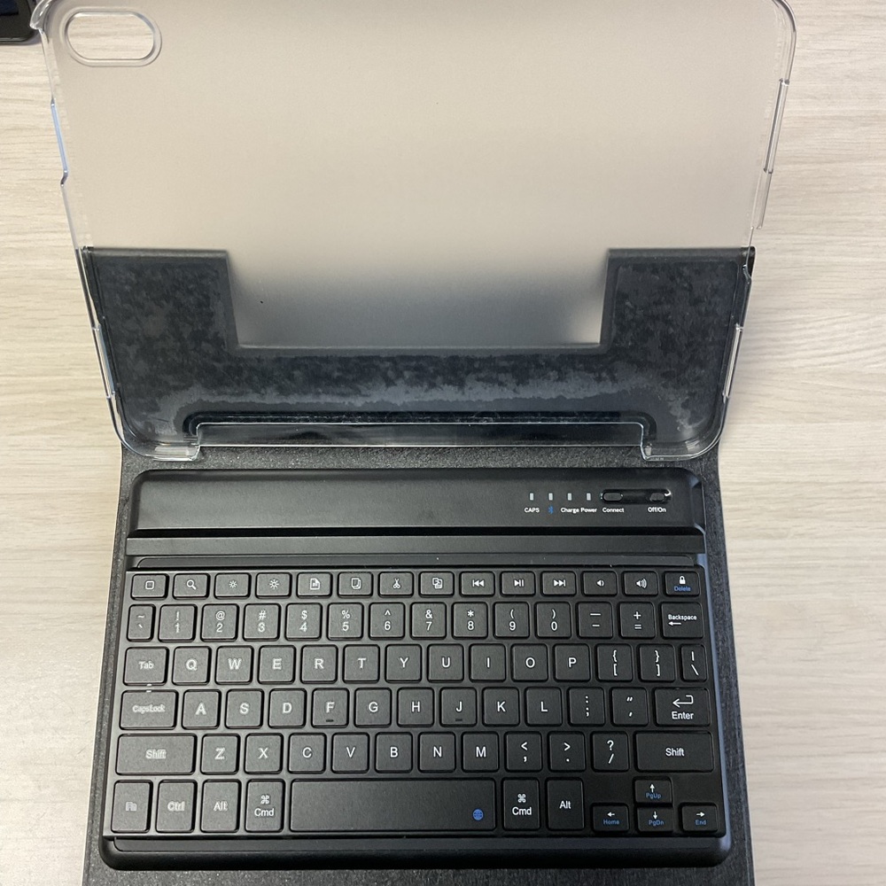 iPad Keyboard Case + charge cord - fits 10”x7” NEW